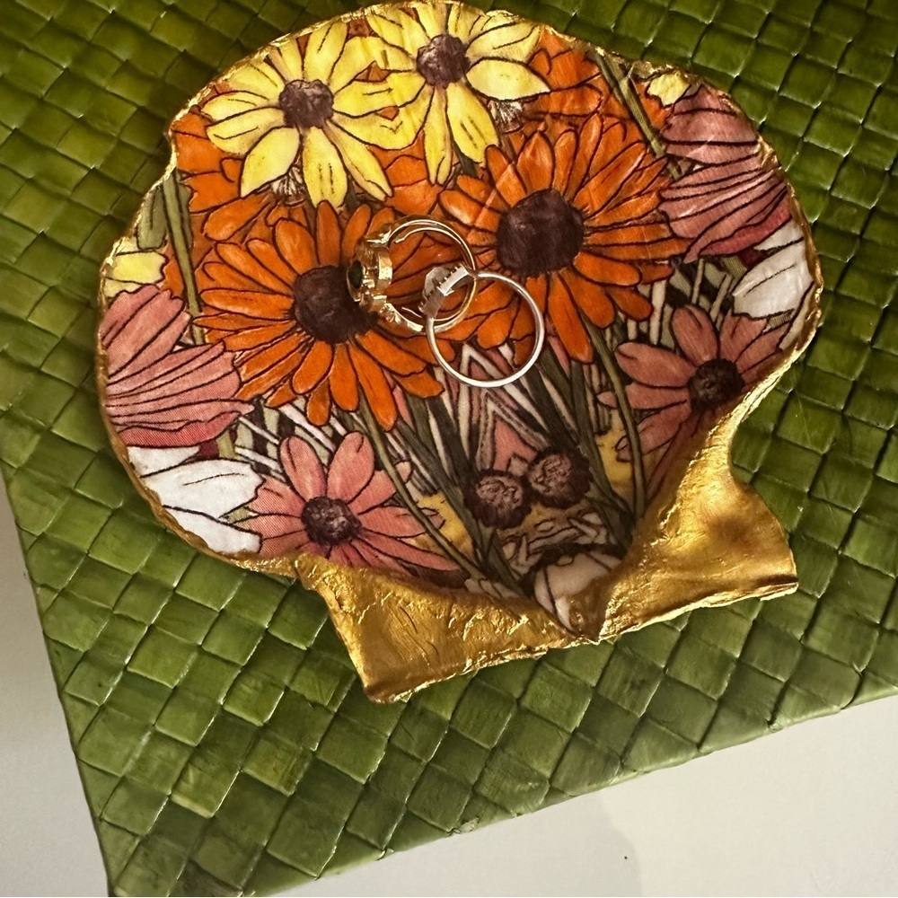 Trinket Shell Dish - Retro Floral Pattern 4.5” Large Size